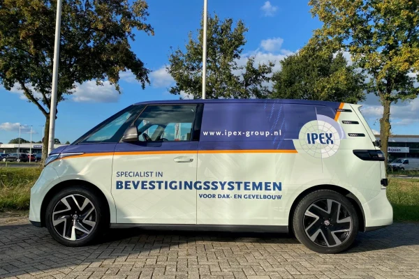 Bestickerde bedrijfsbus zijkant
