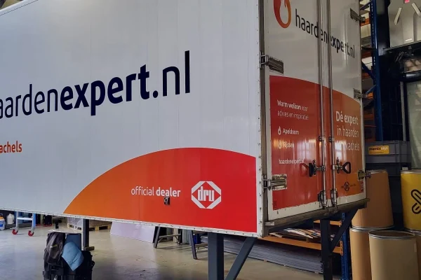 Oplegger met Haardenexpert belettering