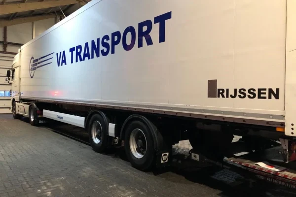 Oplegger met VA Transport belettering