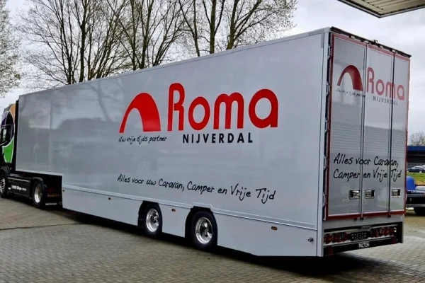 Oplegger met grote bedrijfsbelettering