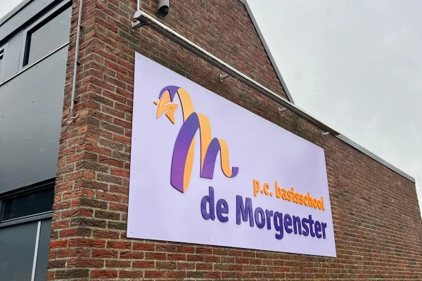 Reclamebord met 3D letters