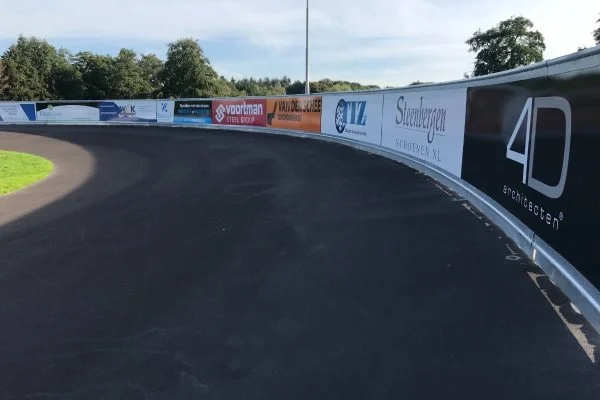 Skeelerbaan gevuld met reclameborden
