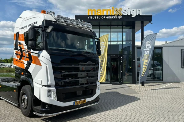 Twente Trucks belettering cabine rechts