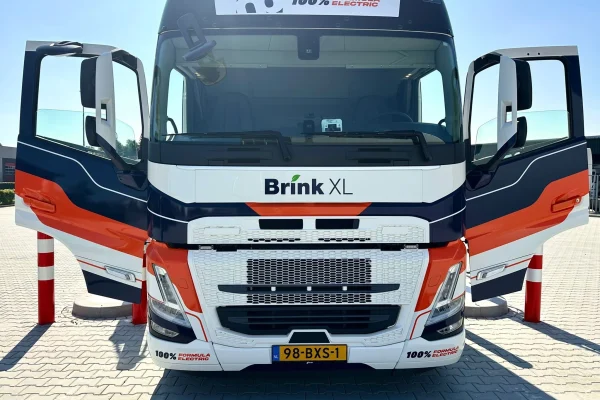 Voorzijde gewrapte vrachtwagen Brink XL