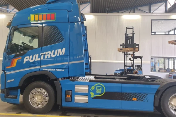 Vrachtwagen met Pultrum belettering
