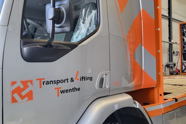 Vrachtwagen met Transport & Lifting Twenthe belettering