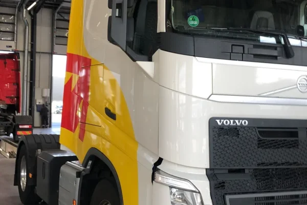 Vrachtwagen met bedrijfswrap Ecotrans