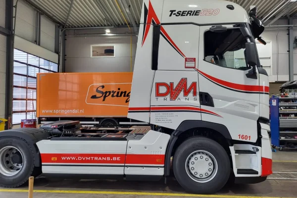 Vrachtwagen met strakke bedrijfsbelettering