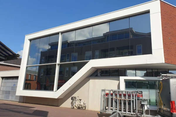 Zonwerende-glasfolie-glaswand